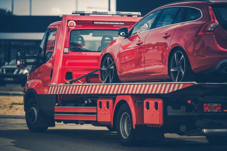 Platformă de tractări auto cu un autoturism încărcat, București